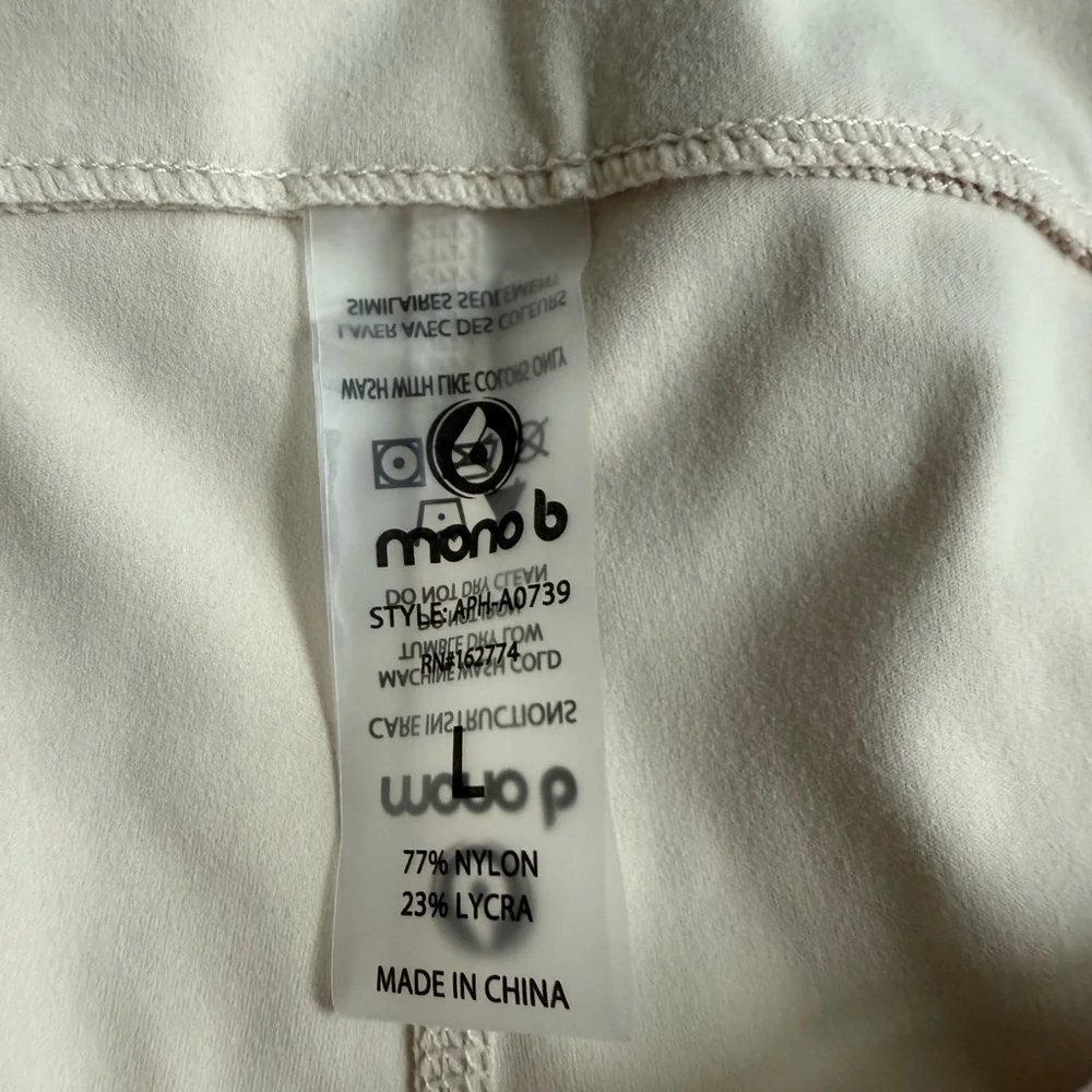 New Mono B High Rise active leggings no seam front and side pocket Sand L